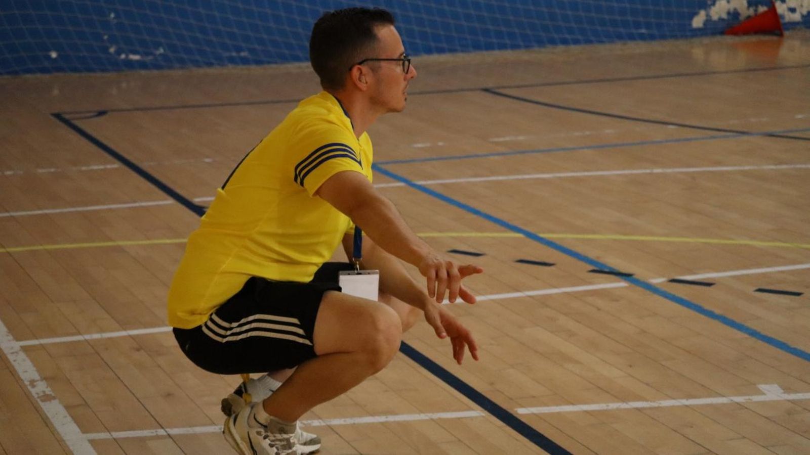 Rubén José Pérez sigue de cerca un partido de sus futbolistas.