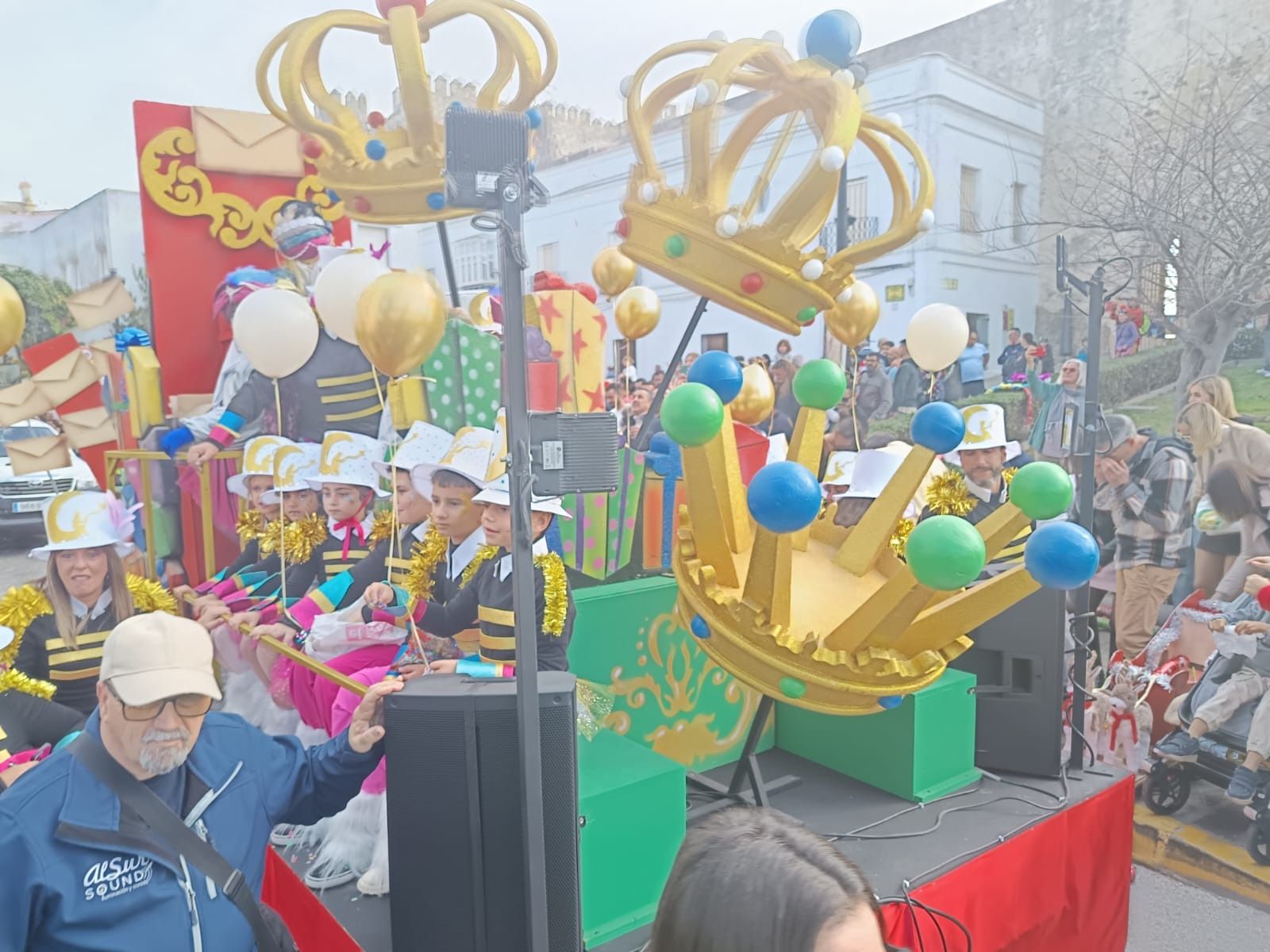 La ilusión de la cabalgata de los Reyes Magos recorre Tarifa en una mañana sin lluvia, en imágenes