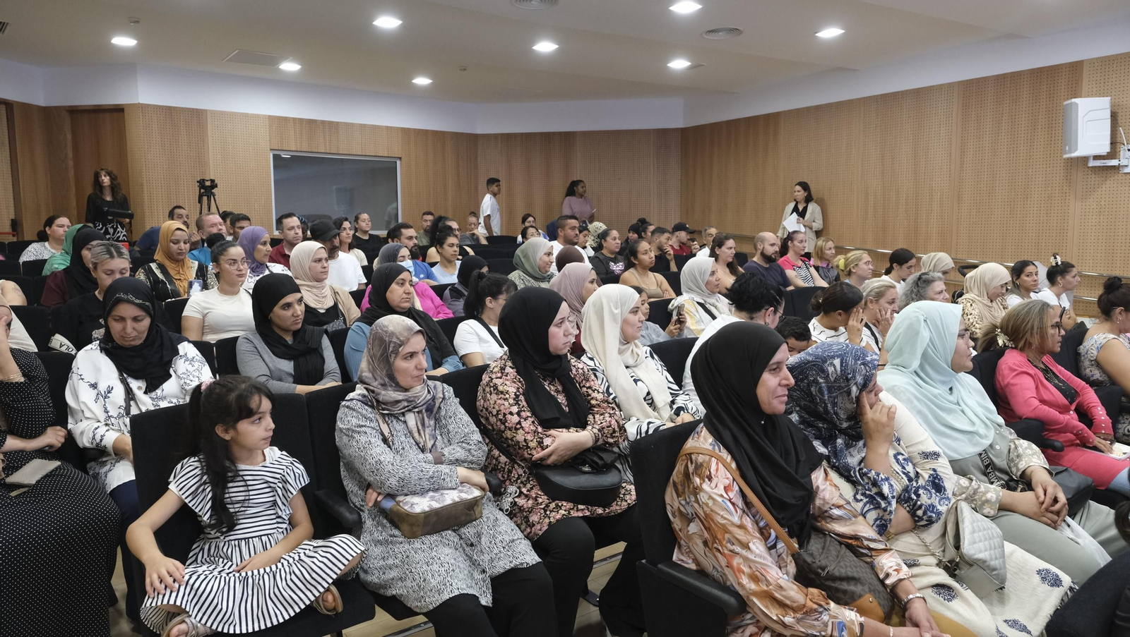 Entrega de material escolar a familias vulnerables, en imágenes