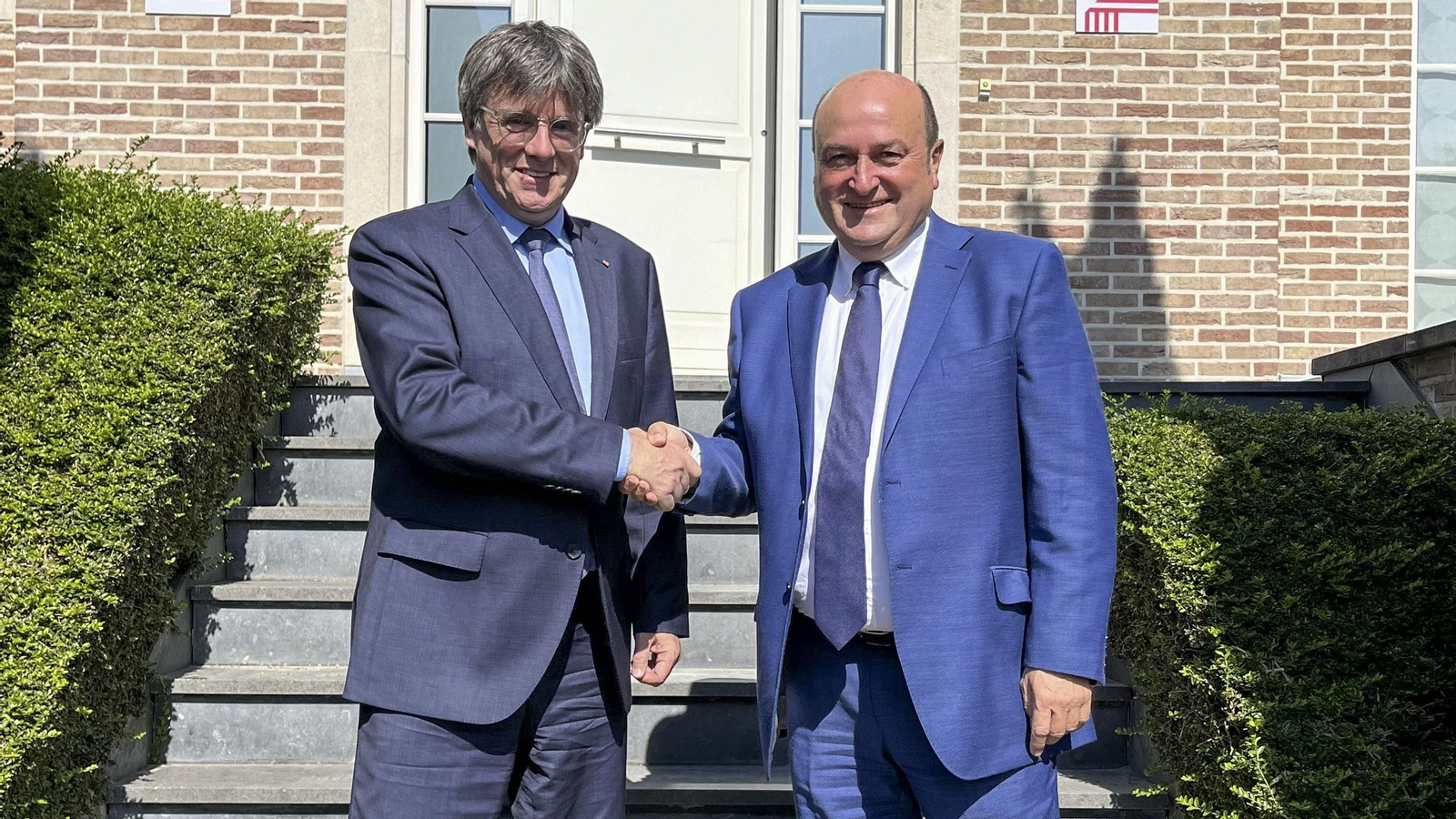 Andoni Ortuzar estrecha la mano de Carles Puigdemont, este viernes, en Waterloo (Bélgica). Andoni Ortuzar estrecha la mano de Carles Puigdemont, este viernes, en Waterloo (Bélgica).