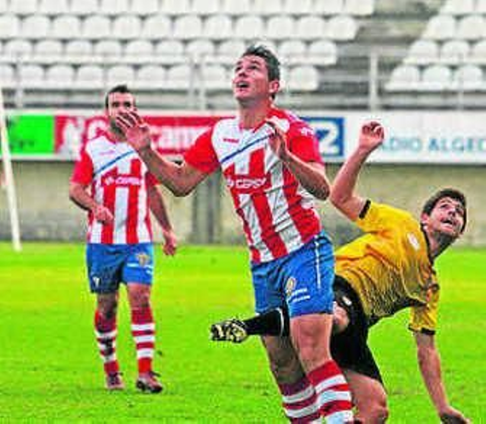 Iván celebra su tanto, el segundo, ante los defensas sevillistas. Iván celebra su tanto, el segundo, ante los defensas sevillistas.