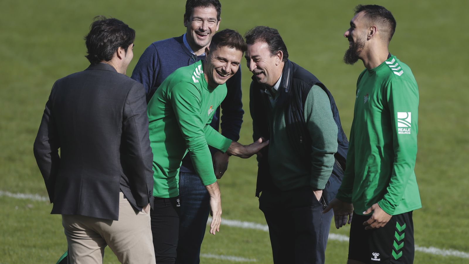 Borja Iglesias, Joaquín, Ángel Haro, José Miguel López Catalán y RAmón Alarcón bromean antes del entrenamiento.