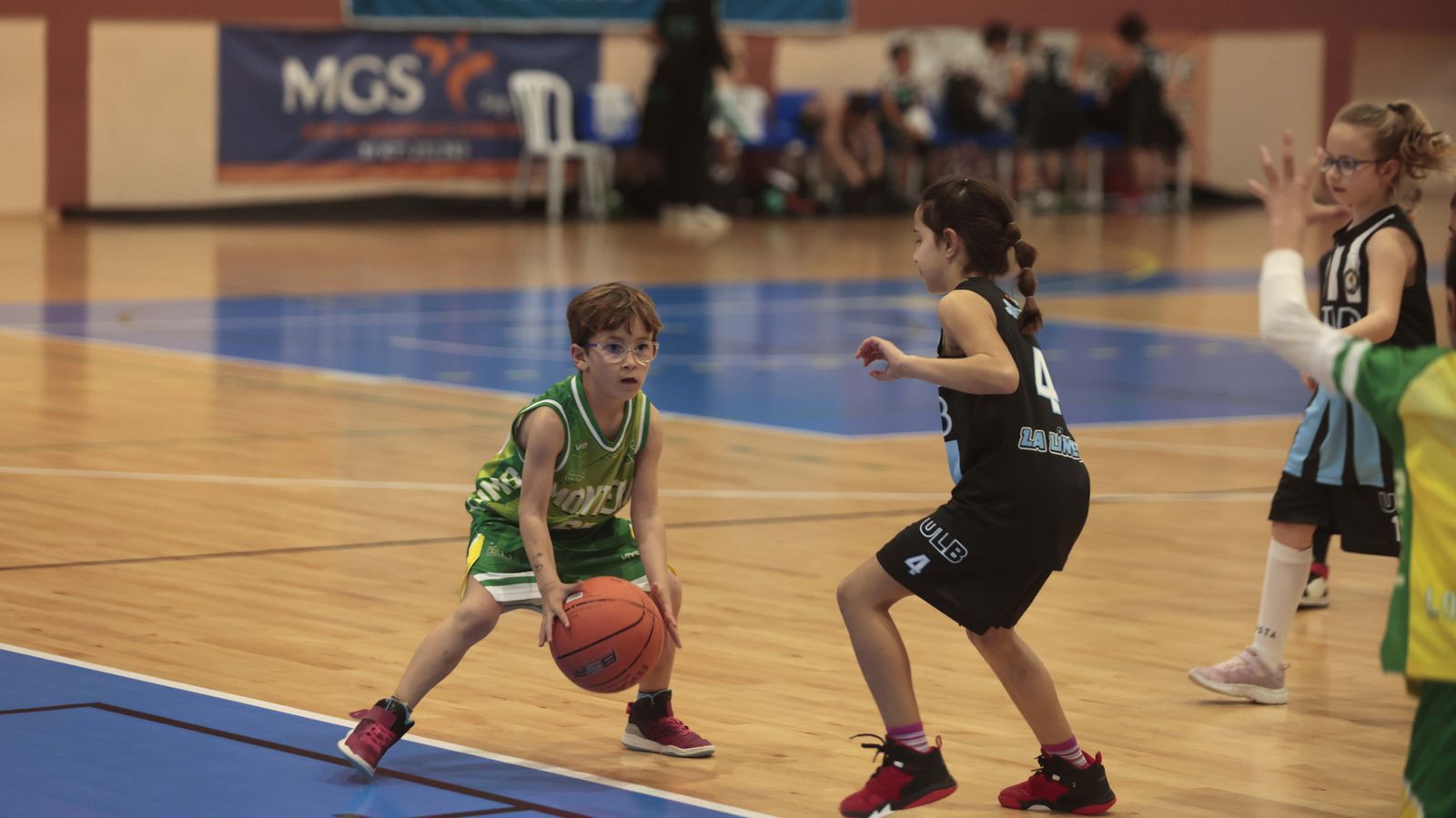Las fotos de la primera jornada del torneo Semana Santa de baloncesto de la Línea