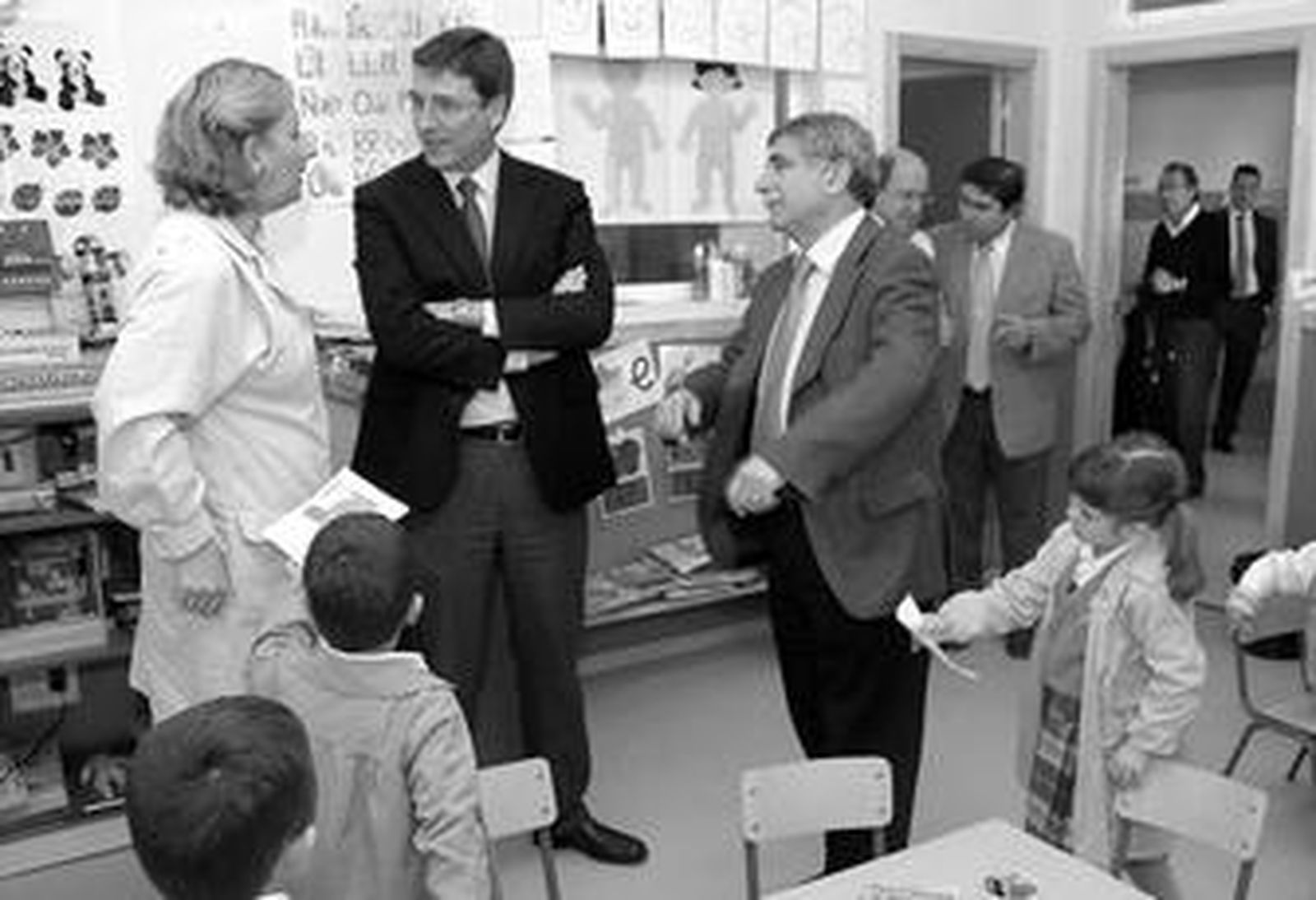 El director de Infraestructuras y Servicios Educativos (ISE), junto al delegado provincial de Educación, en un aula del colegio de la costa.