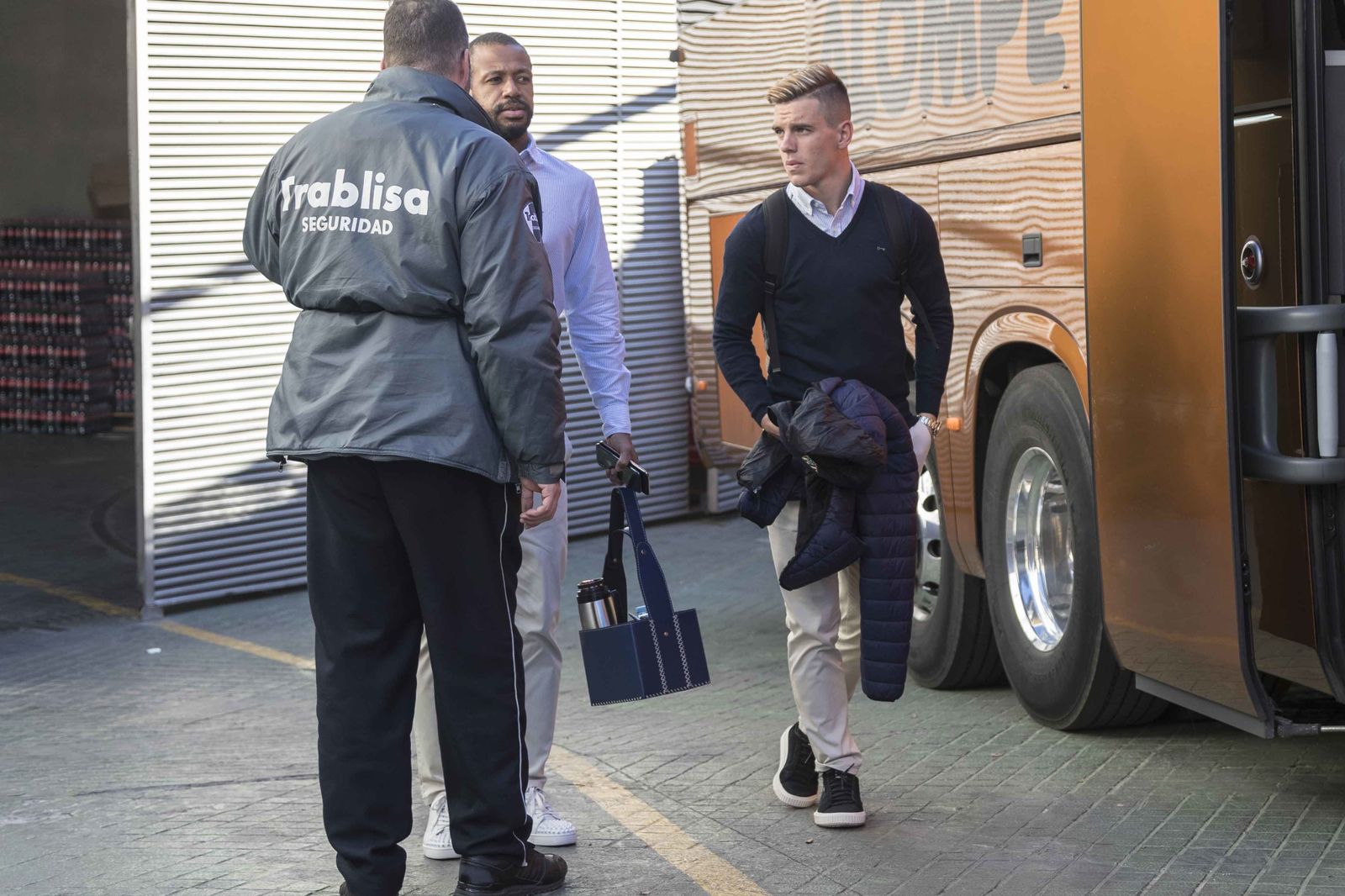 Lo Celso, junto a Sidnei, antes de subirse al autobús del Betis para un desplazamiento liguero.