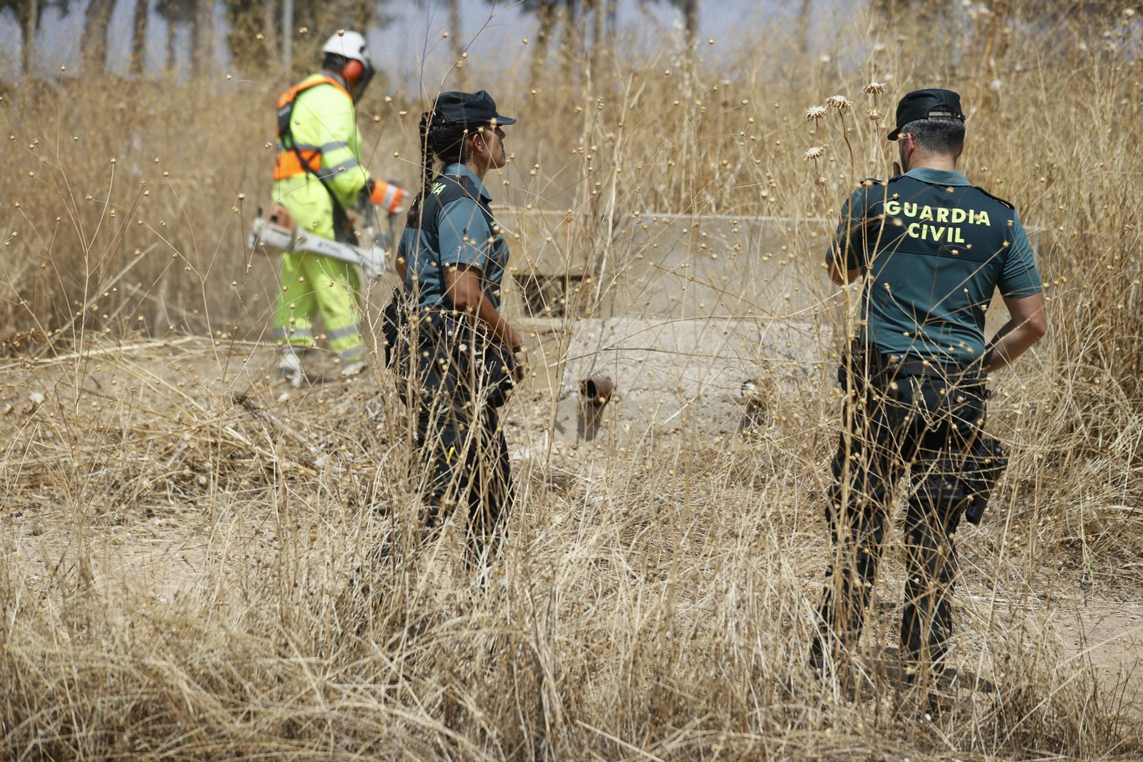 Agentes de la Guardia Civil peinan los alrededores de Mocejón en busca del arma homicida