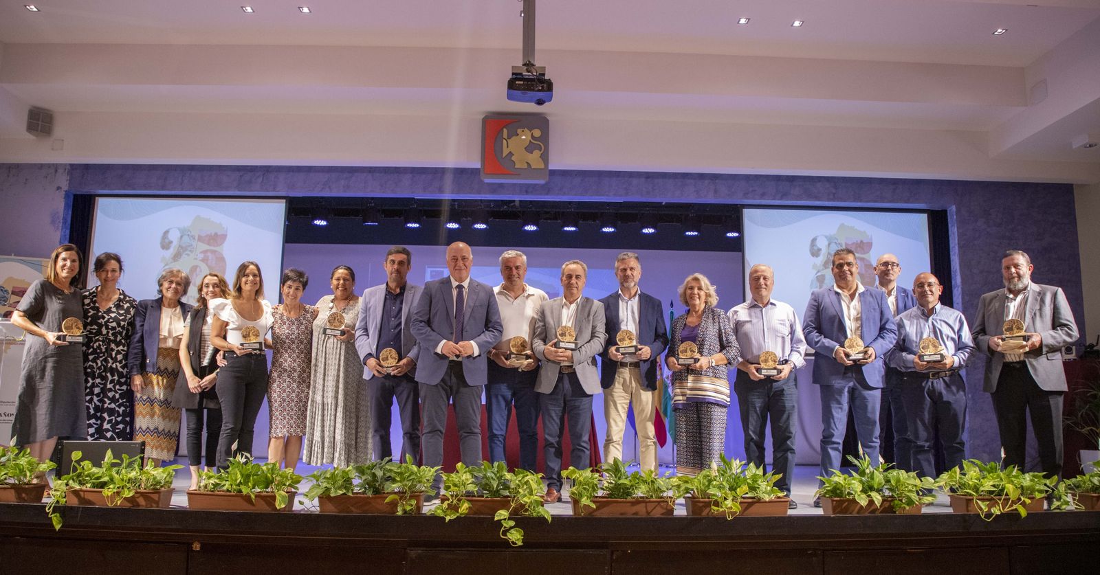 Foto de familia del 25 aniversario de la Delegación de Cooperación de la Diputación.