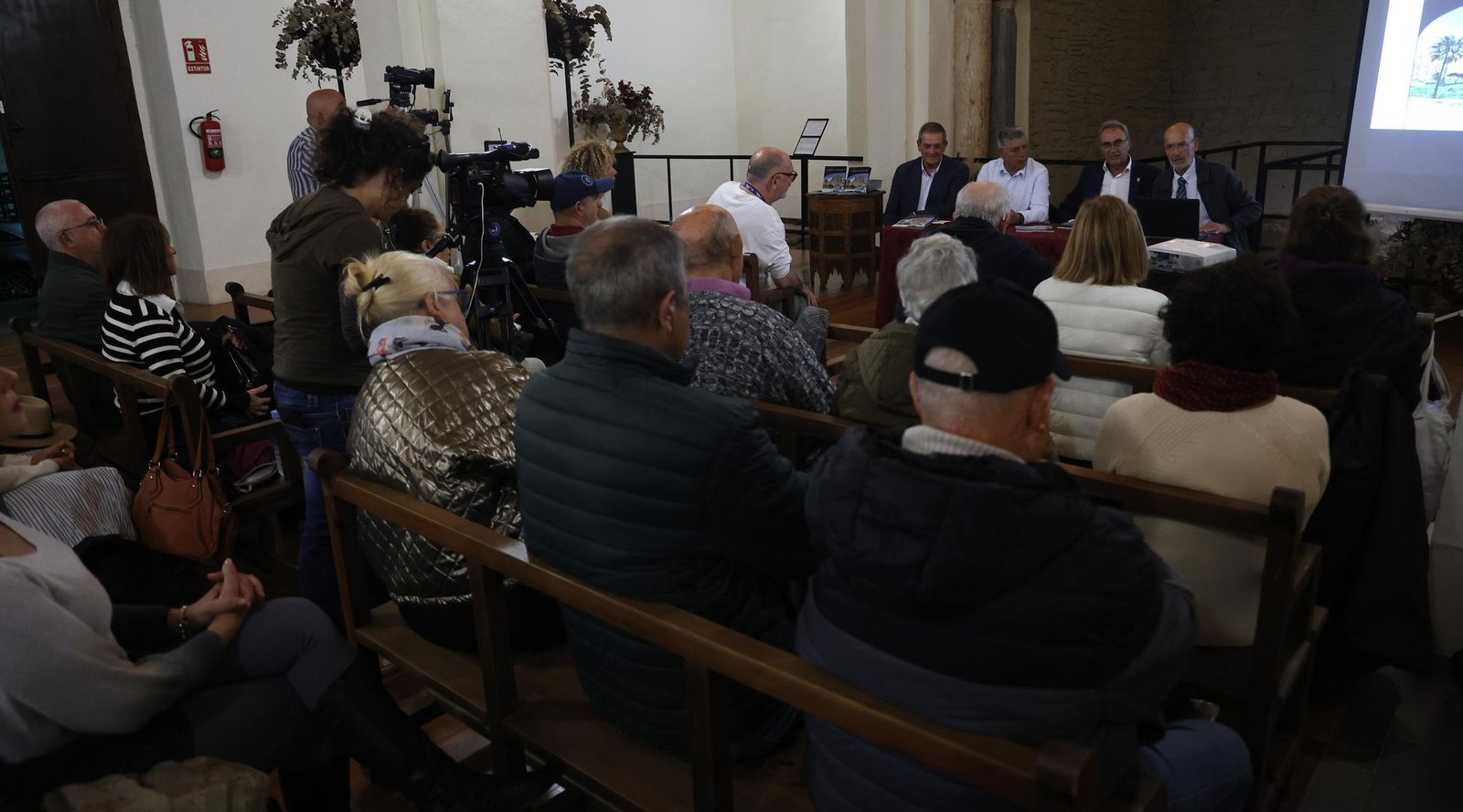 Fotos de la presentación de la guía de patrimonio de Tarifa de Andrés Sarria