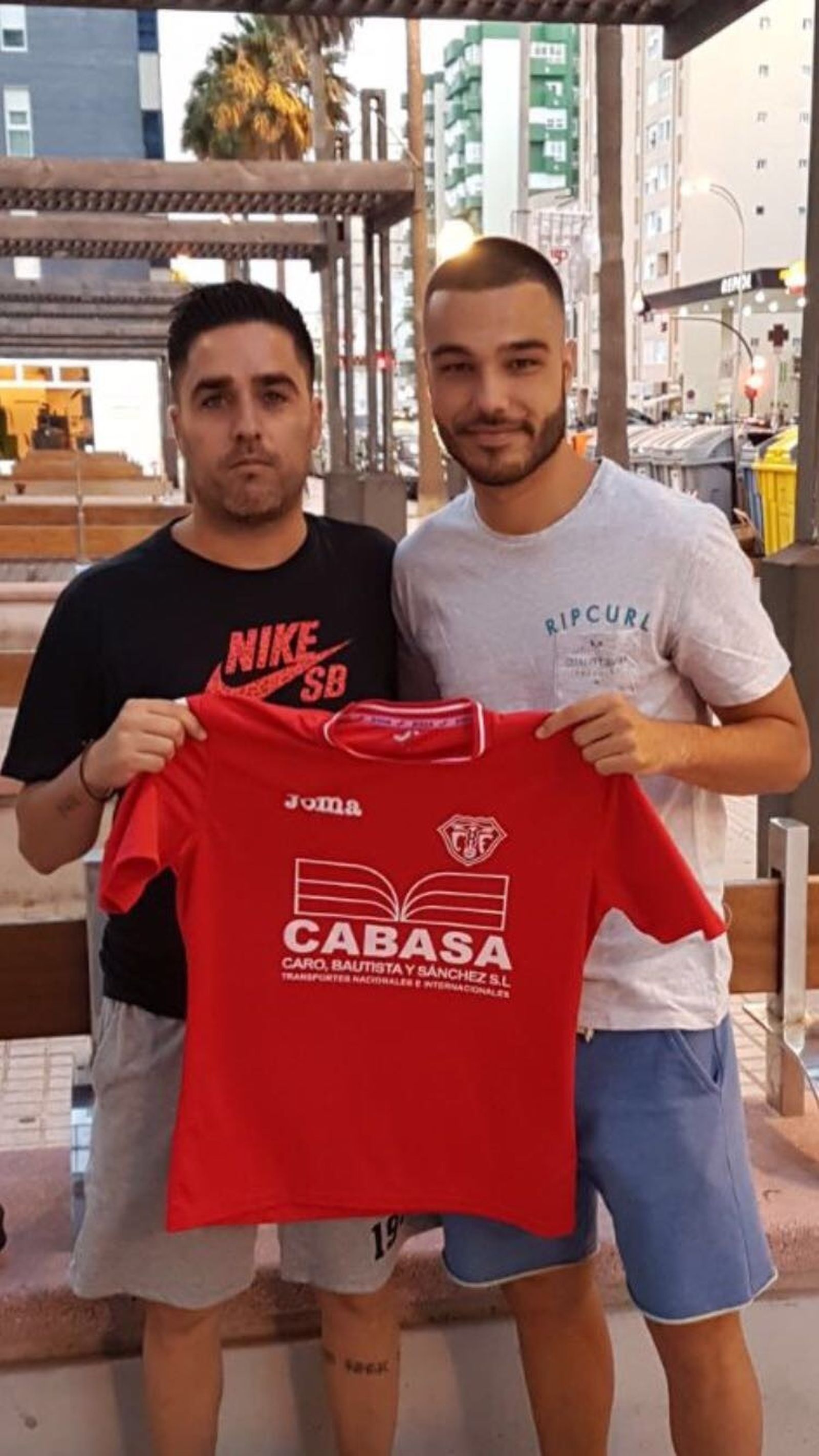 Toni López junto a Pino, primer fichaje del Trebujena.