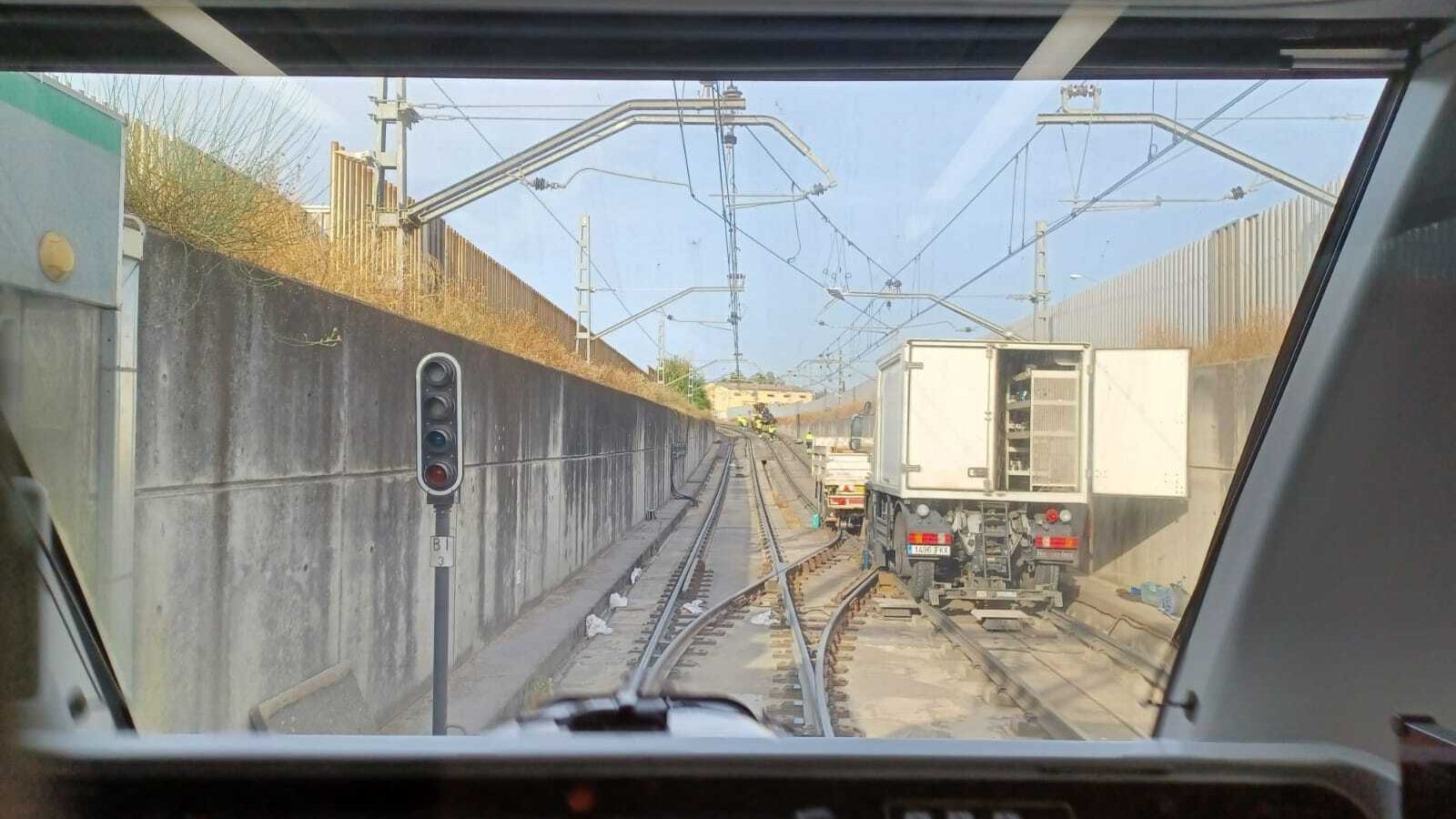 El vehículo de mantenimiento del metro parado en mitad de una de las vías.