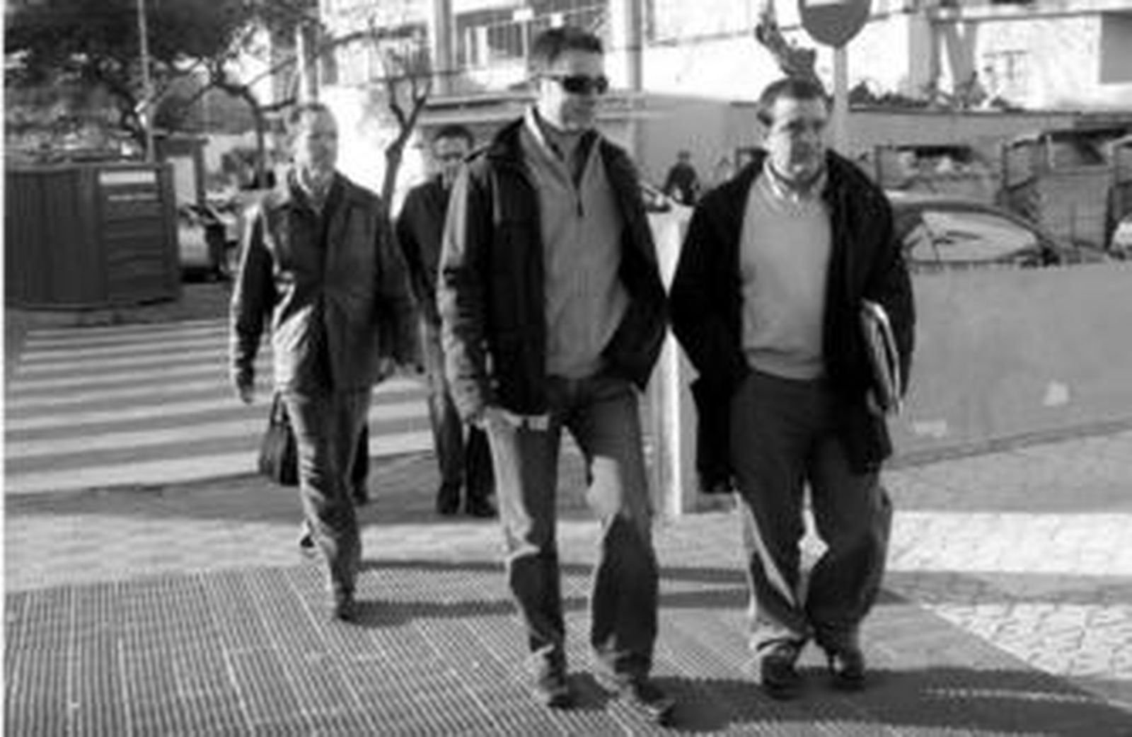 Los cuatro testigos, a su entrada ayer en los juzgados junto al abogado Ricardo Fernández de Vera.