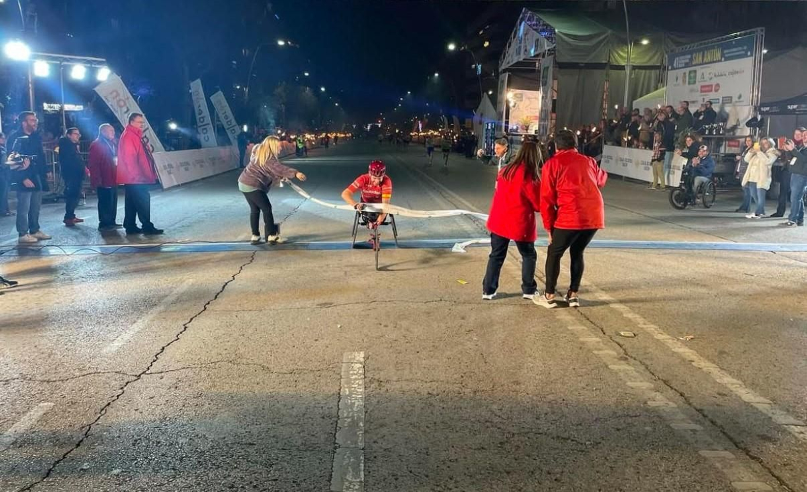 Rafa Botello entre victorioso en meta en la edición de 2024.