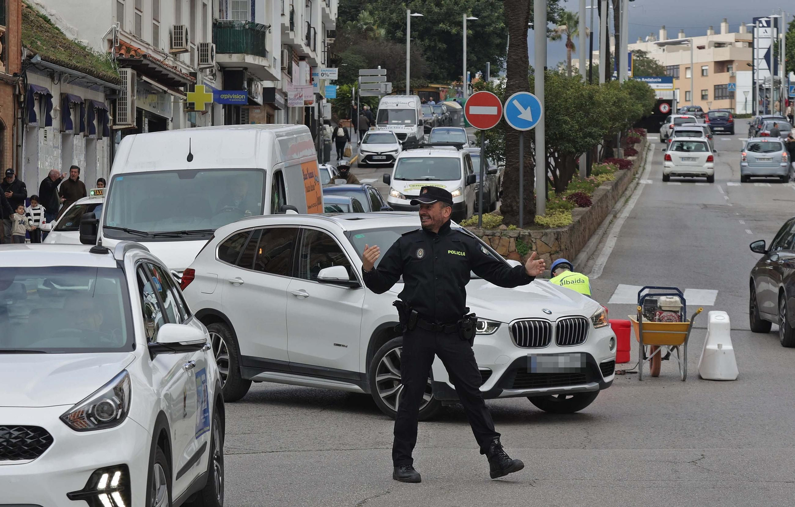 Un agente de la Policía Local regula el tráfico en la calle Blas Infante de Algeciras.