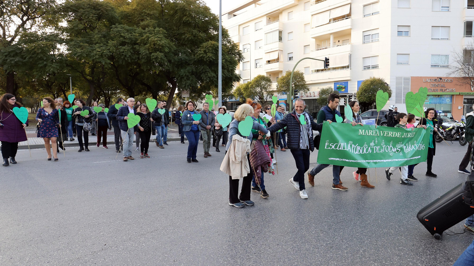 Concentración de Marea Verde Jerez para nombrar a la rotonda de la Escuela Pública en La Granja Concentración de Marea Verde Jerez para nombrar a la rotonda de la Escuela Pública en La Granja