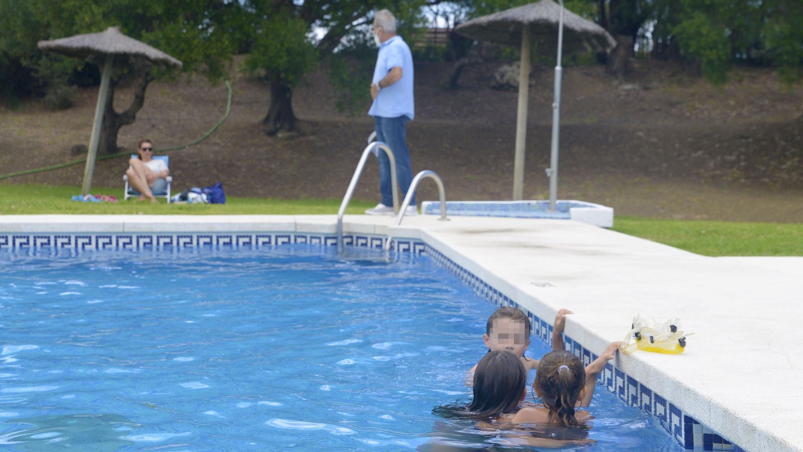 Varios niños se bañan en la piscina de un camping de Tarifa.