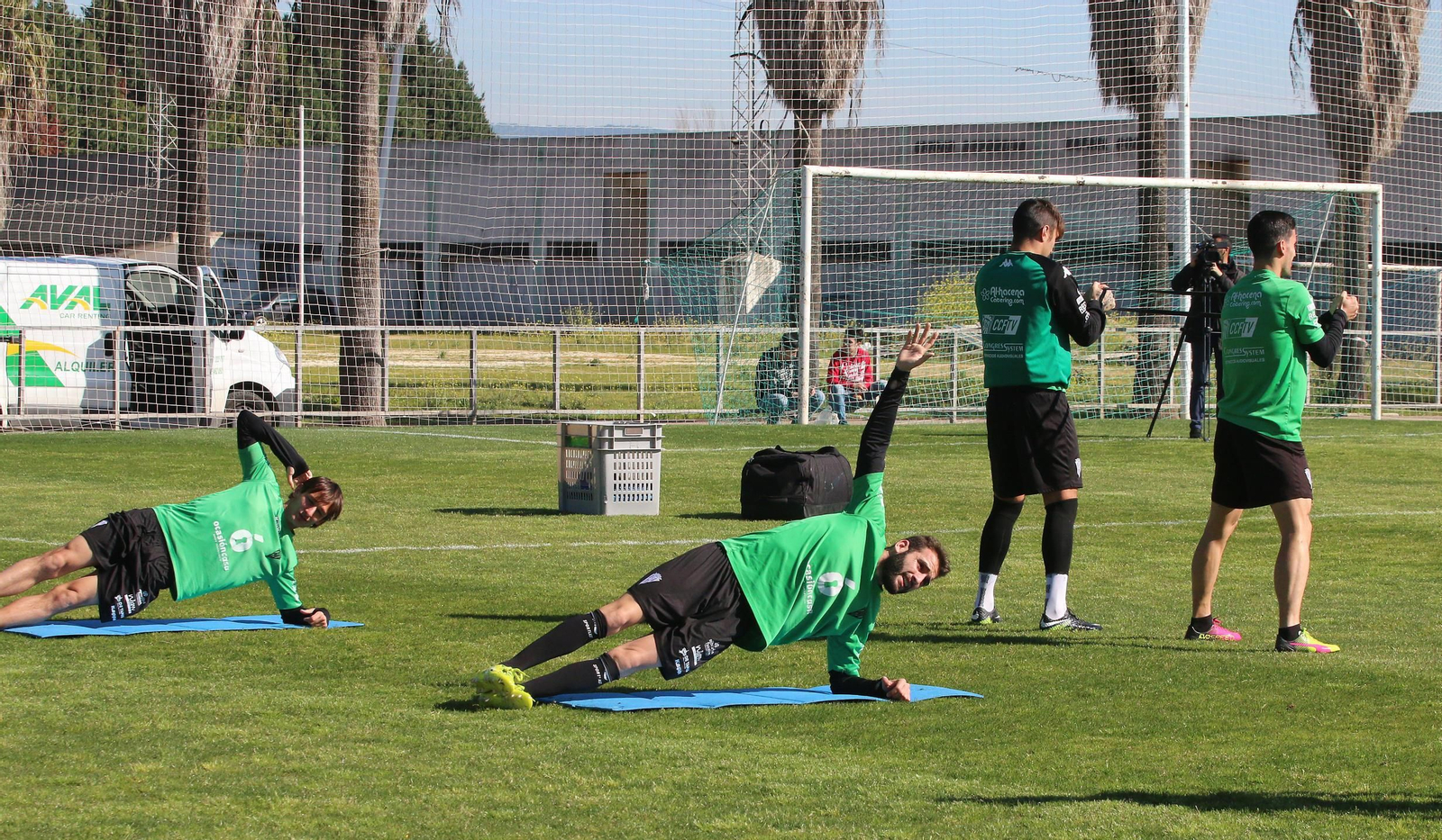 Antoñito realiza unas flexiones dorsales junto a Samu y Alfaro, en el entrenamiento de ayer en la Ciudad Deportiva. Antoñito realiza unas flexiones dorsales junto a Samu y Alfaro, en el entrenamiento de ayer en la Ciudad Deportiva.