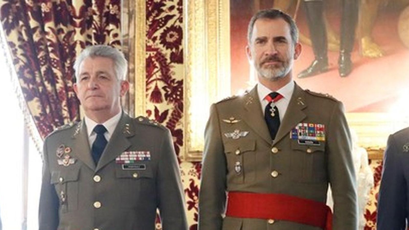 El teniente general José Rodríguez García, con el Rey Felipe VI.