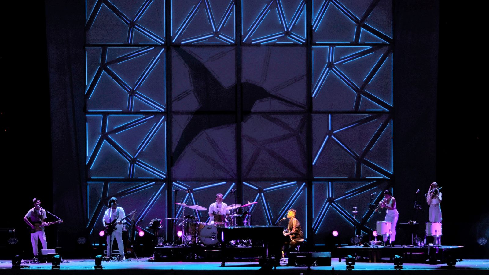 Pablo López y su grupo de acompañamiento