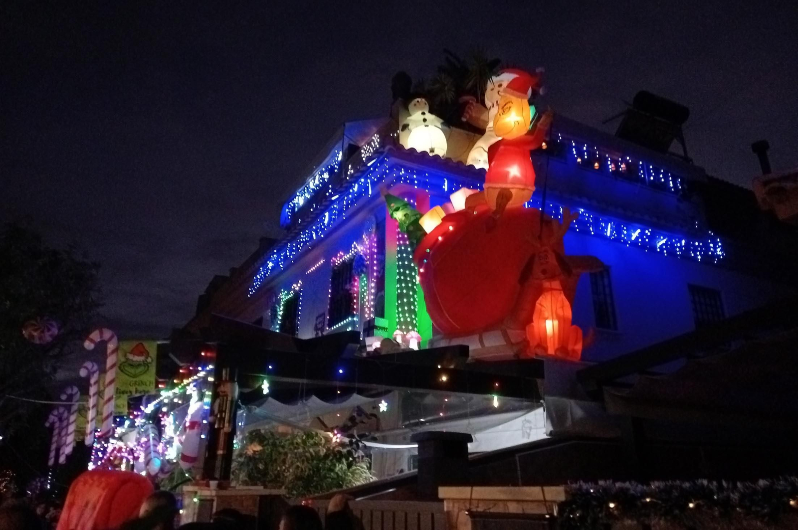 Imágenes de la calle del Grinch de Corrales, Huelva
