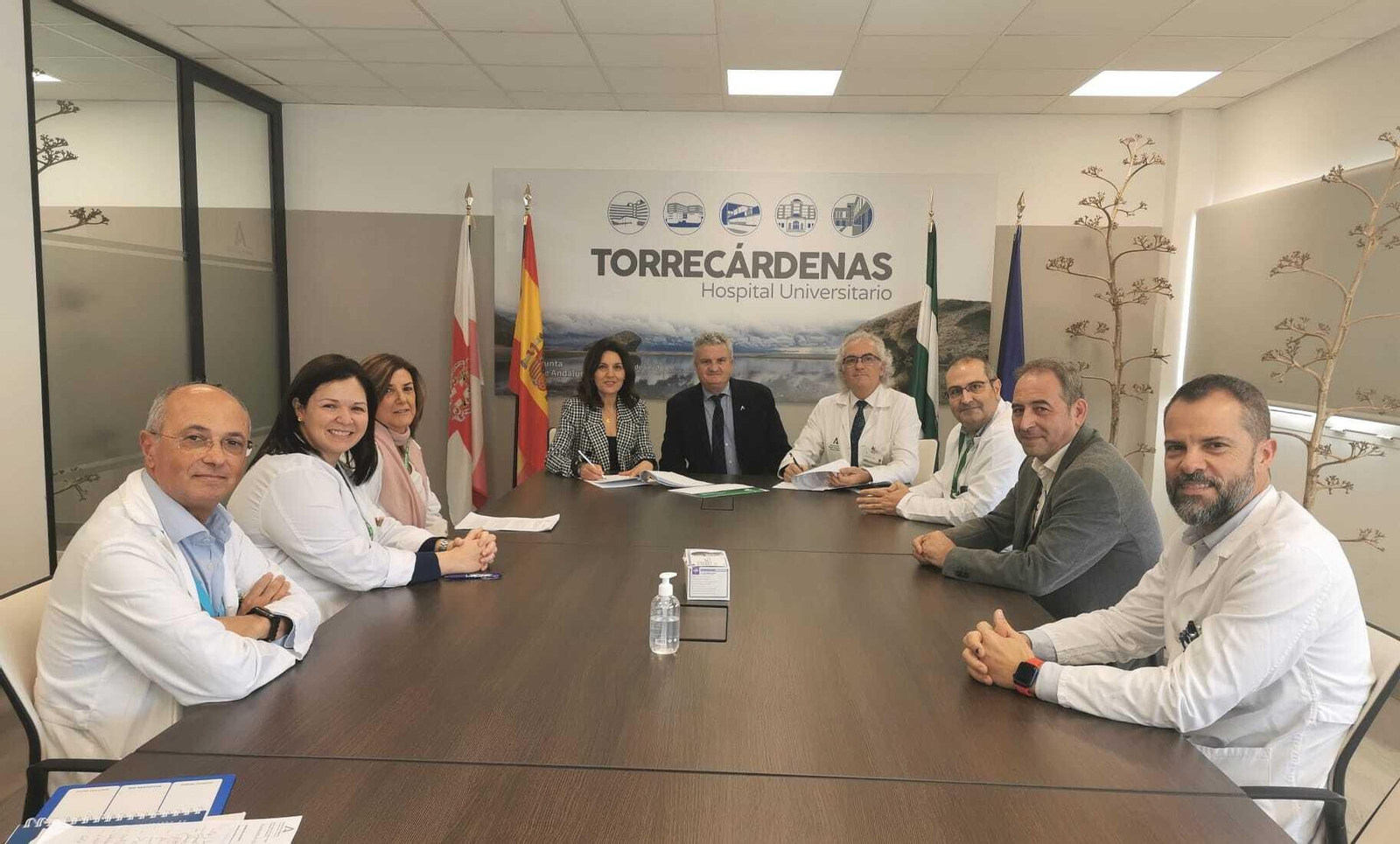 Reunión de profesionales sanitarios del Hospital Torrecárdenas y de la dirección con el delegado territorial de Salud y la presidenta de la Asociación Española Contra el Cáncer para la firma del acuerdo de colaboración