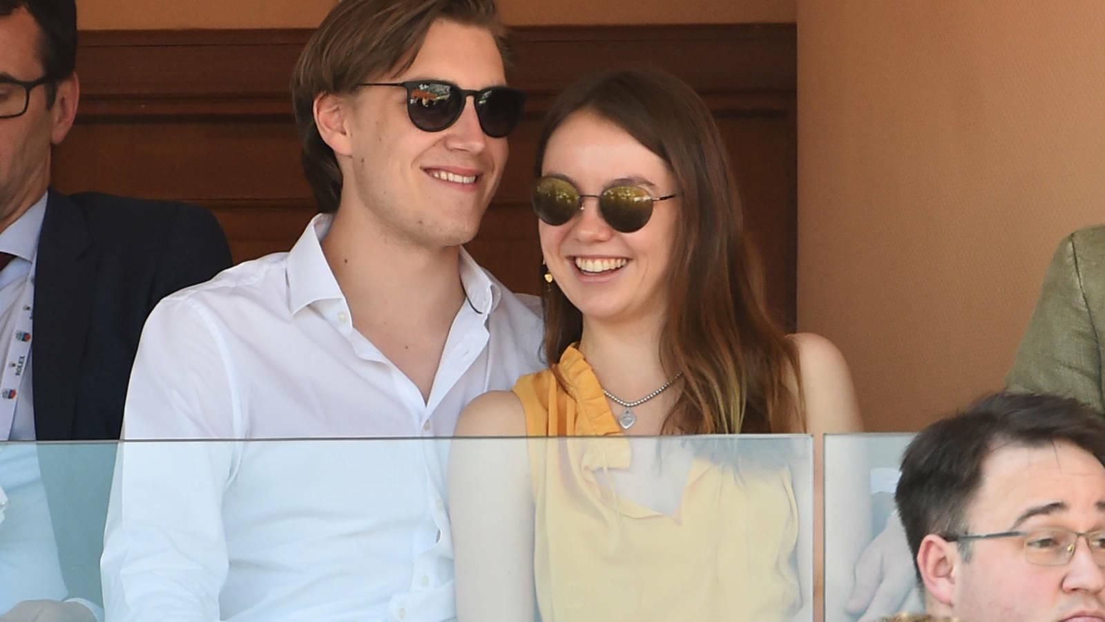 La princesa Alexandra, con su novio, en un acto público.