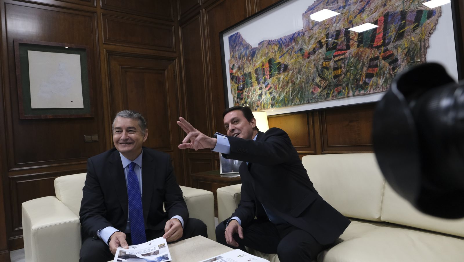 Imágenes de la visita del Consejero de Presidencia, Antonio Sanz, a la Diputación de Almería