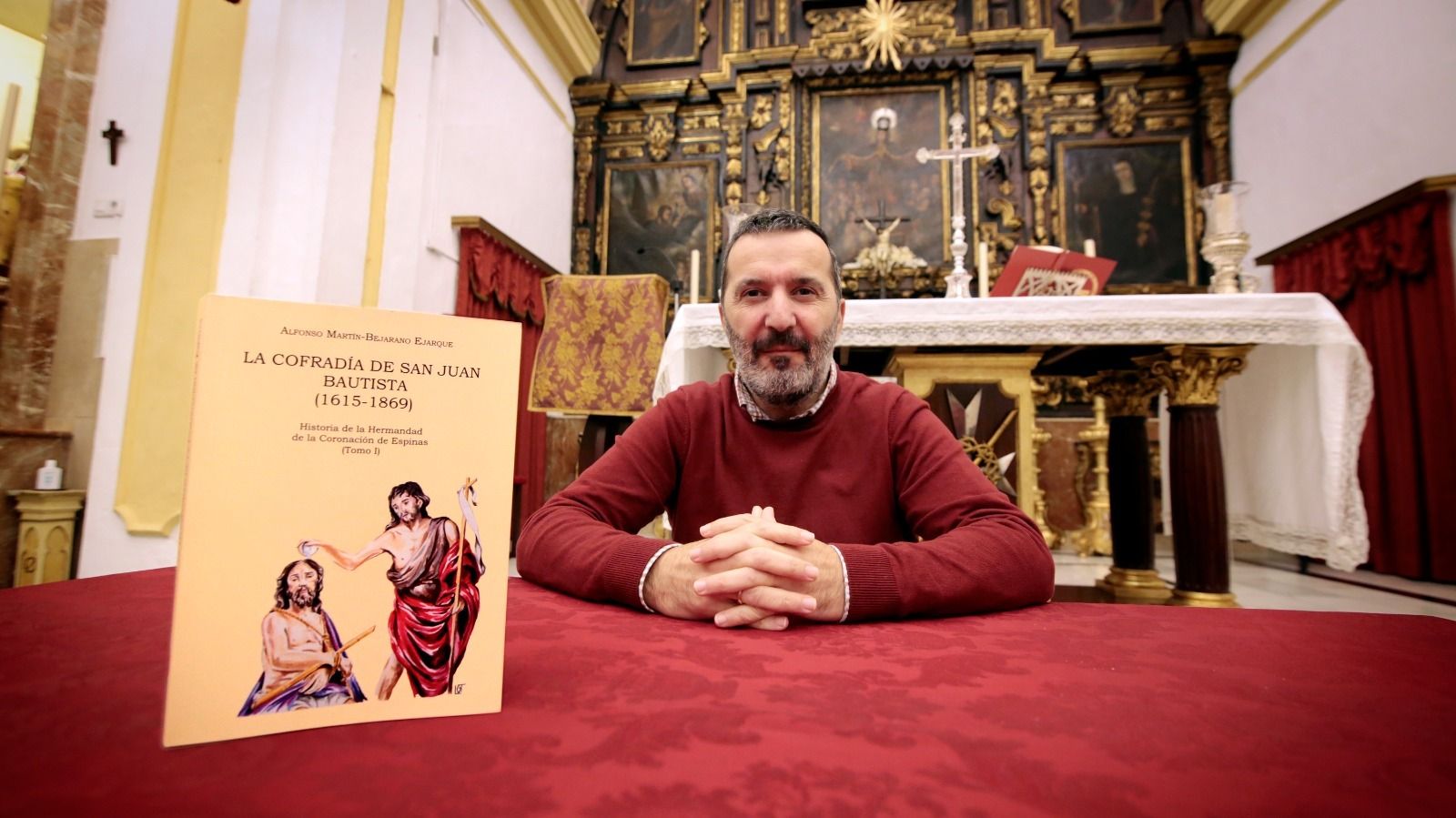 Martín-Bejarano Ejarque en la capilla de los Desamparados mostranso su libro.