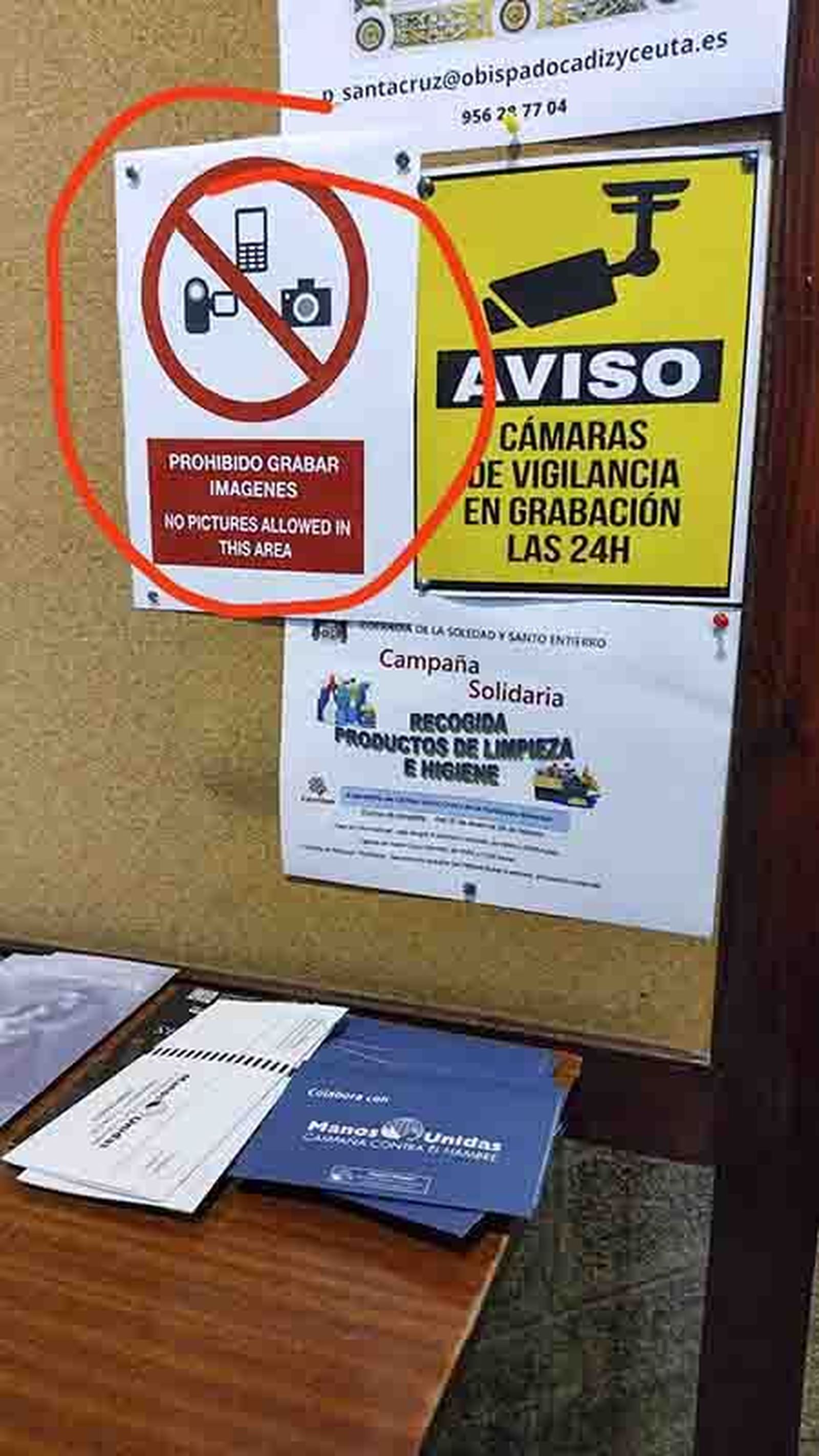 Cartel en una parroquia de Cádiz