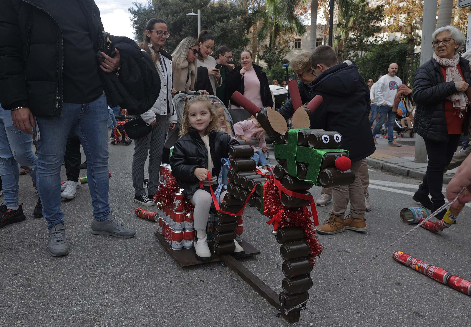 Búscate en las fotos del Arrastre de Latas 2025 en Algeciras