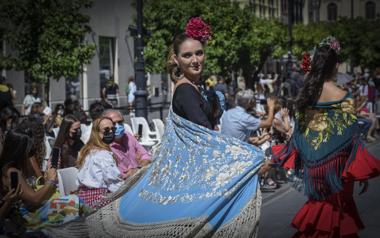 El desfile de moda flamenca de la Avenida de la Constitución, en imágenes