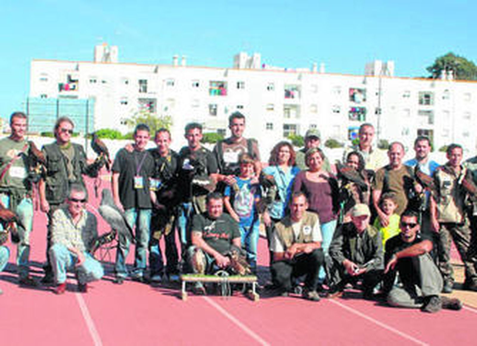 Un grupo de cetreros con sus respectivas aves.