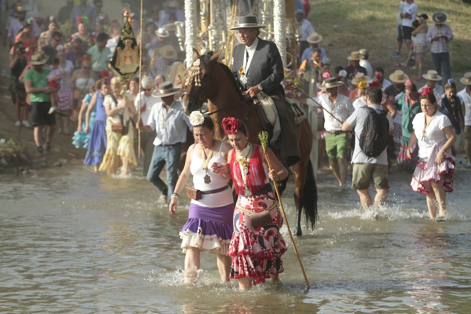 Las hermandades cruzan el vado del Quema