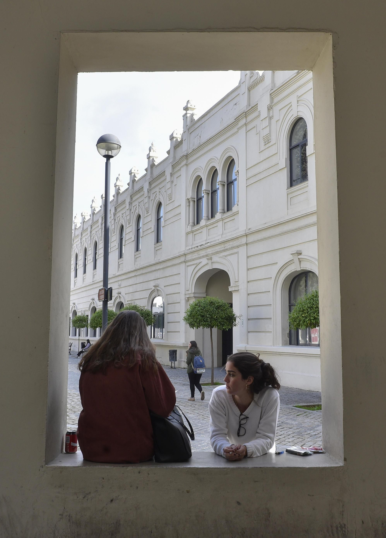 Dos jóvenes en el Campus de Pirotecnia de la Universidad de Sevilla.