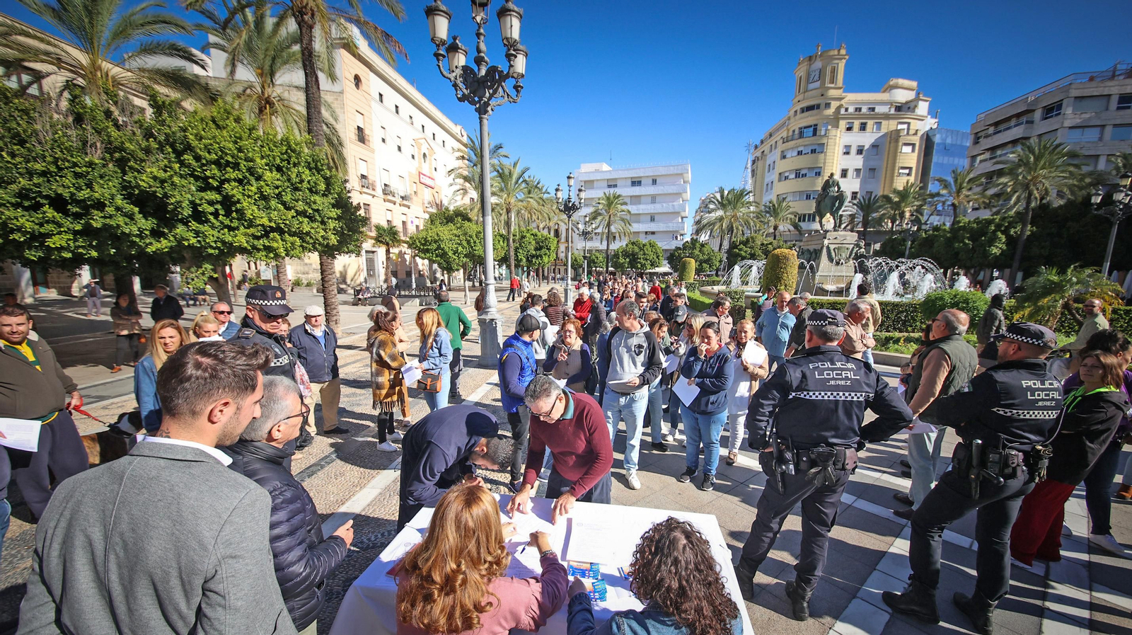 Colas en el  reparto de los bonos descuento para bares en Jerez