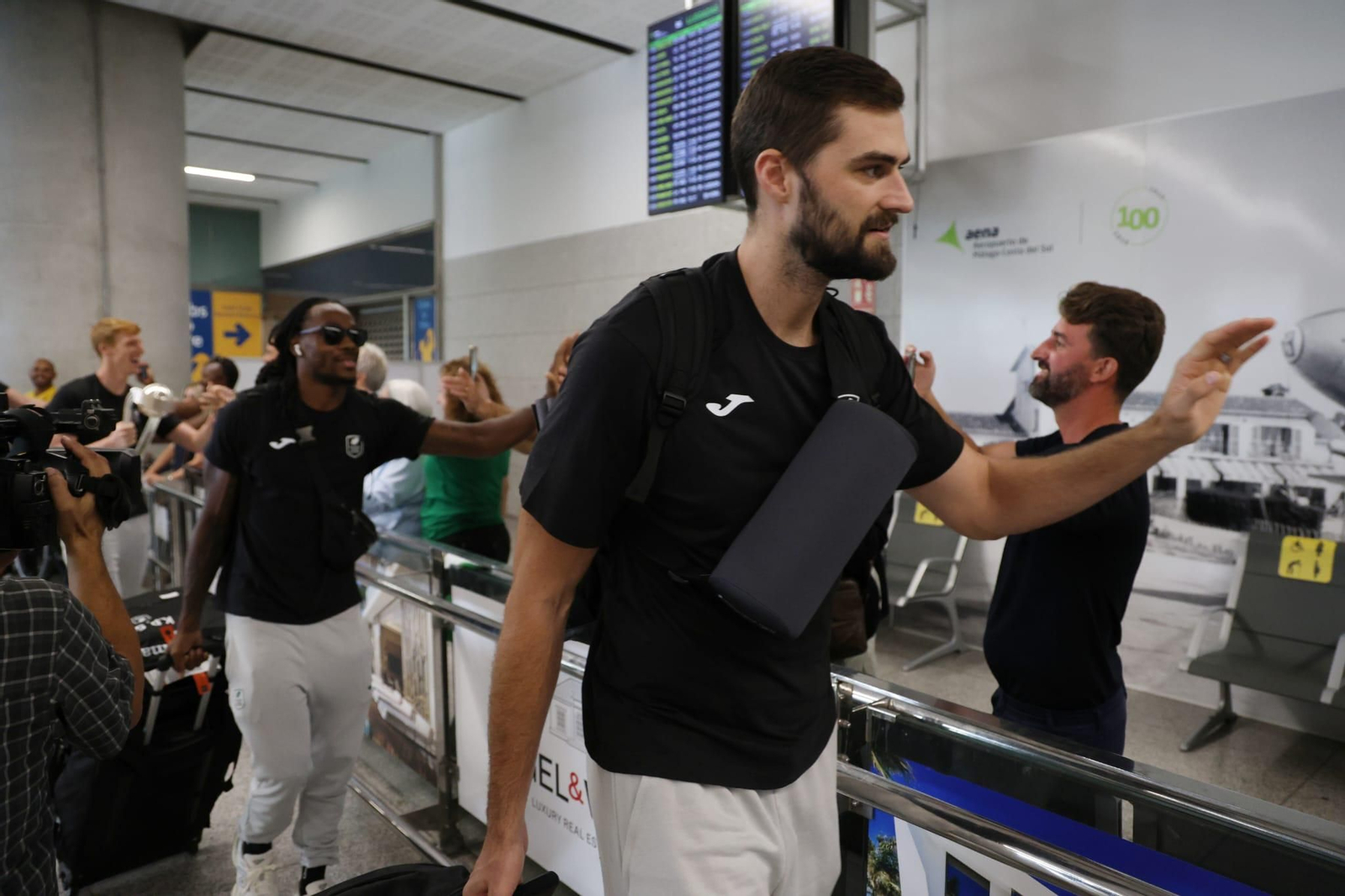 El Unicaja brinda la Intercontinental a un centenar de aficionados en el aeropuerto