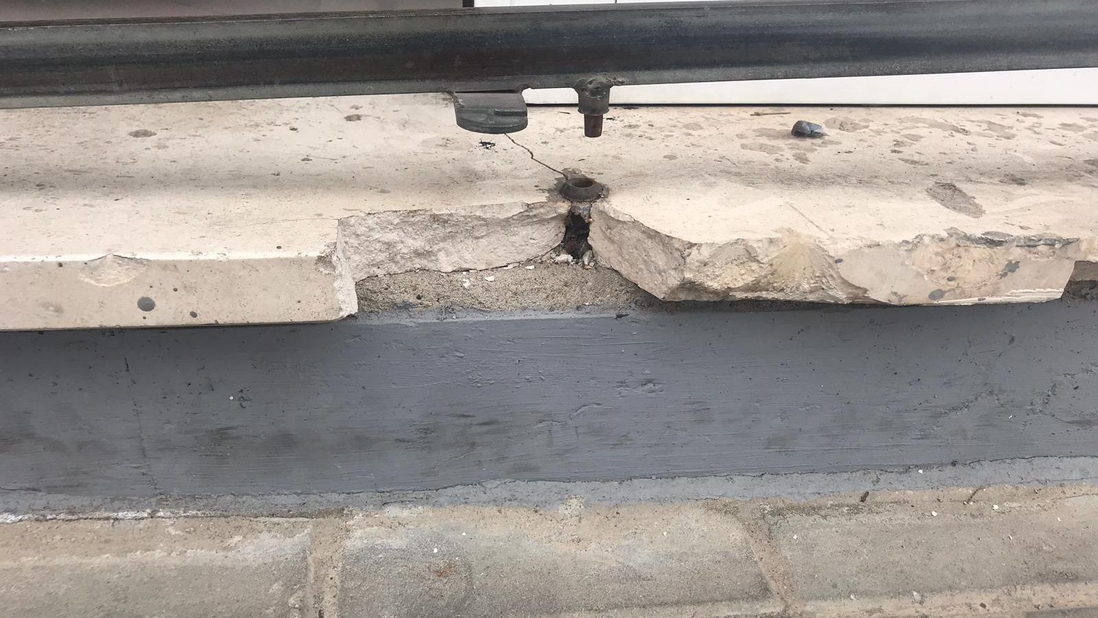 El anclaje de la reja, roto.