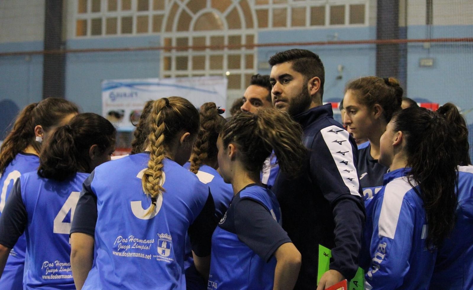Las jugadoras del Surjet BM Montequinto hacen una piña durante el partido de ida.