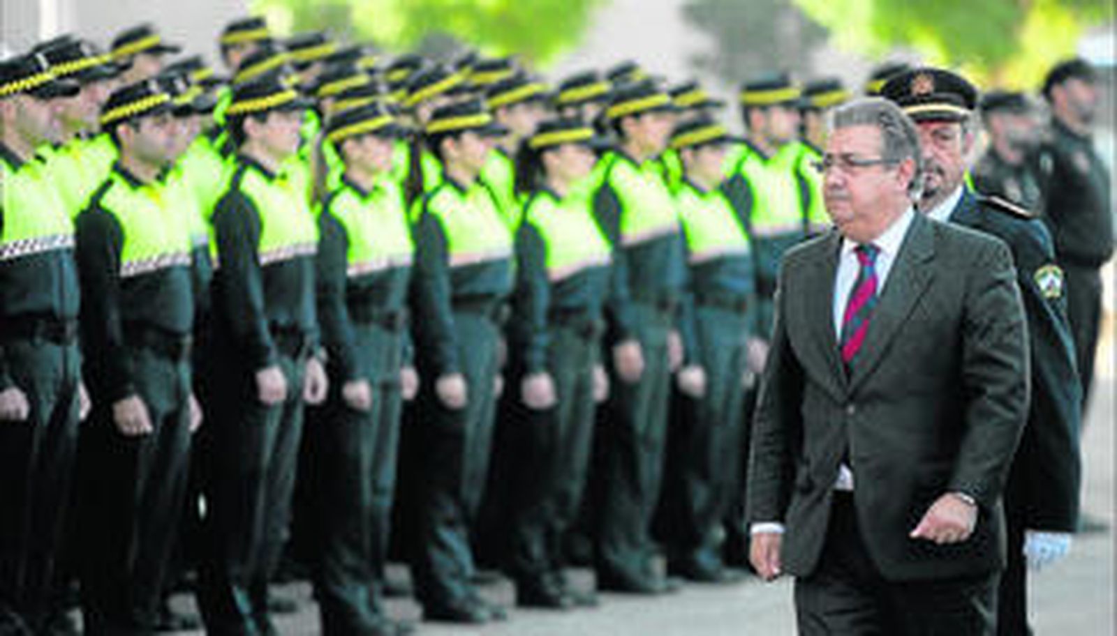 El alcalde, Juan Ignacio Zoido, pasa revista a los alumnos que pasaron el proceso de selección, el pasado noviembre en el Día de la Policía Local.