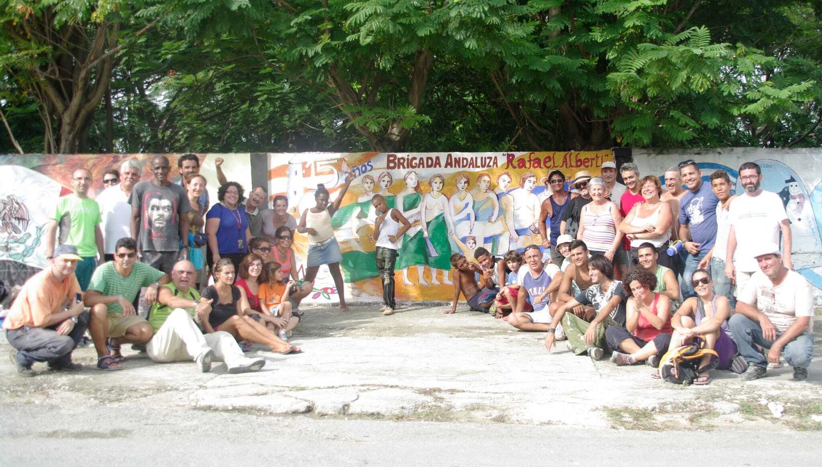 Voluntarios realizan el proyecto Muraleando en La Habana (Cuba).