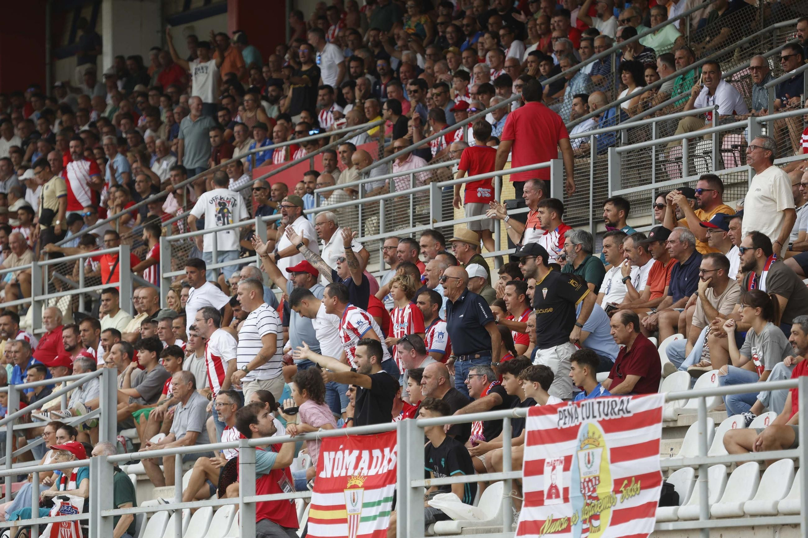 Aficionados algeciristas en el estreno en casa de la temporada.