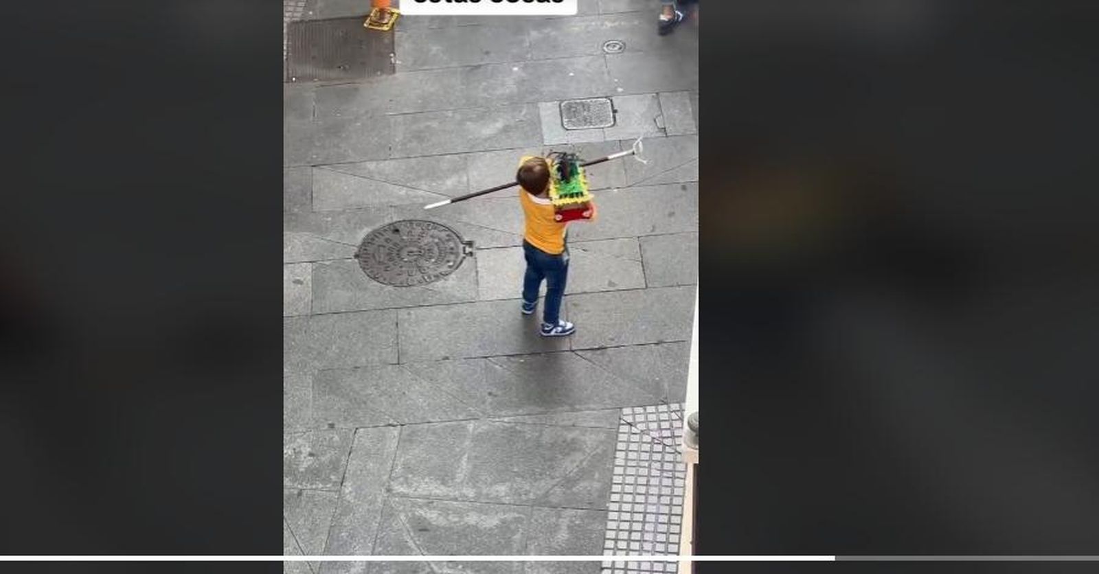 Así canta una saeta Carlos Mení a un pequeño cargador  de Cádiz