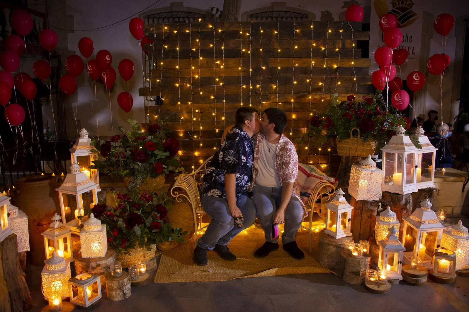 Una pareja se besa en el &#039;Rincón del Amor&#039; de Níjar.