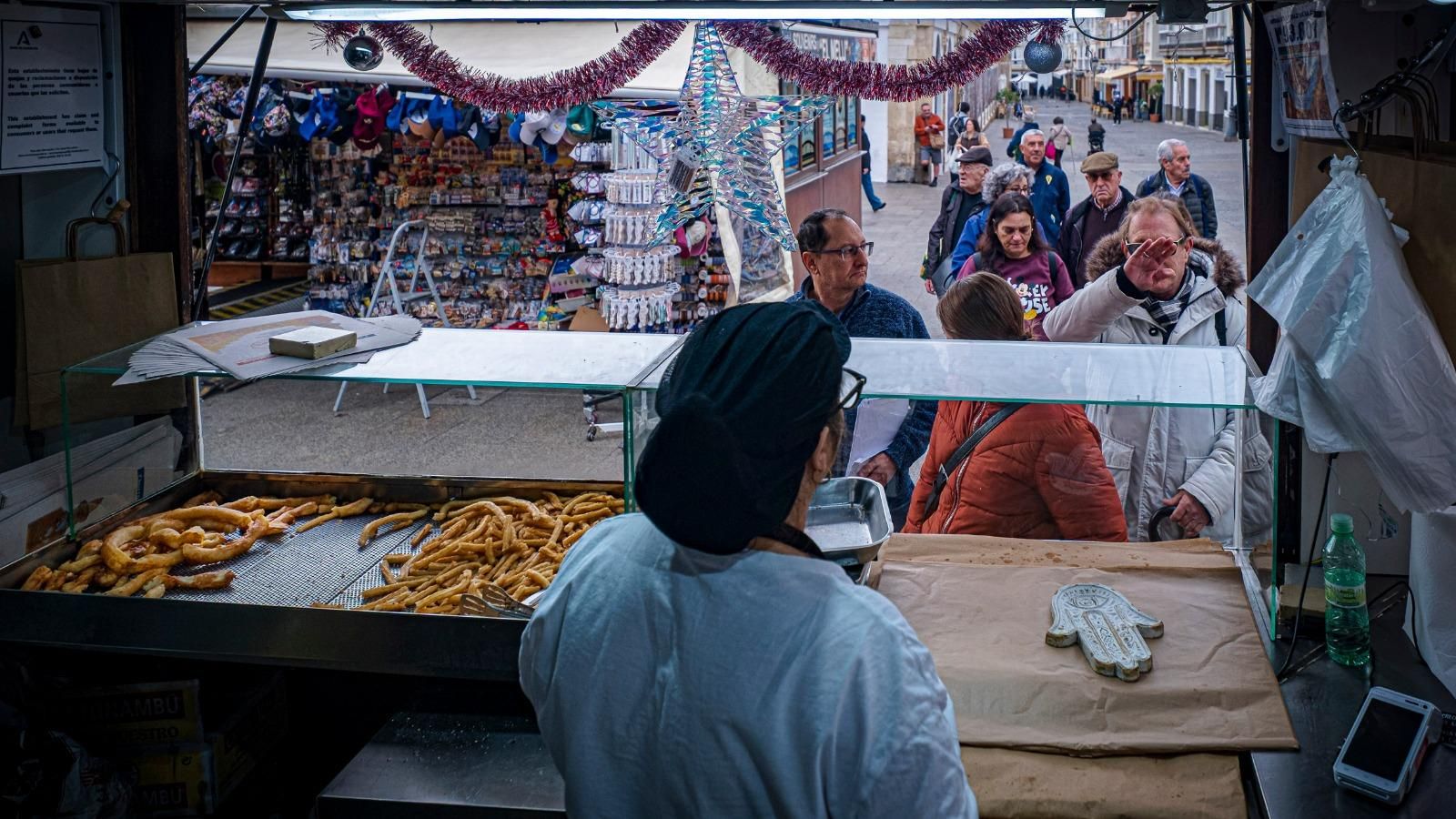 Matilde Guerrero despachando churros a los clientes de La Guapa.