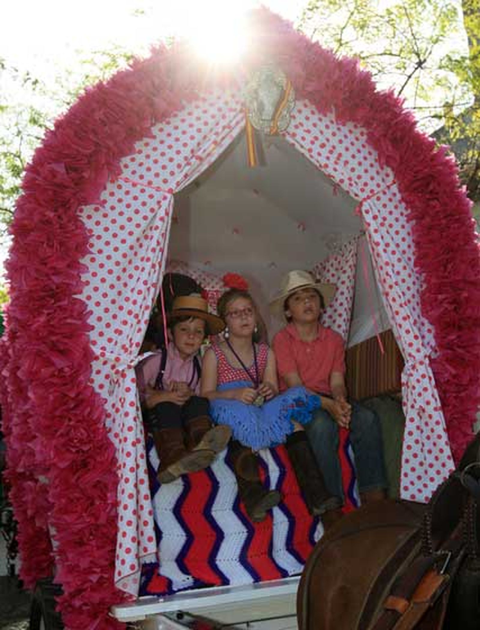 La hermandad rociera, tras asistir a la misa de romeros en Santo Domingo, coloca el Simpecado de Jerez en la carreta e inicia el camino hacia la aldea de El Rocío

Foto: Juan Carlos Toro