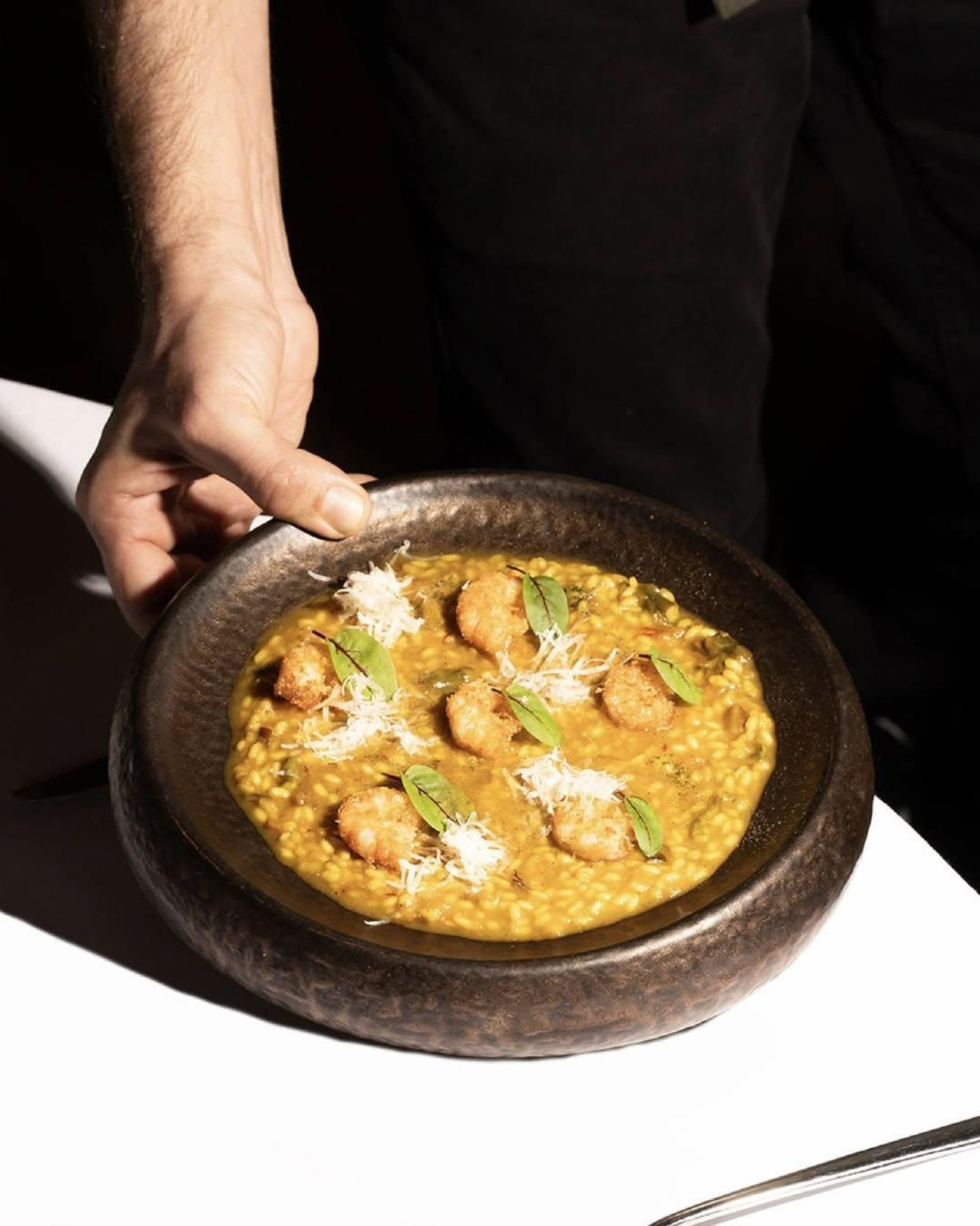 Este risotto de langostinos de Sanlúcar, espárragos, azafrán y vino fino es uno de los must en La Carboná