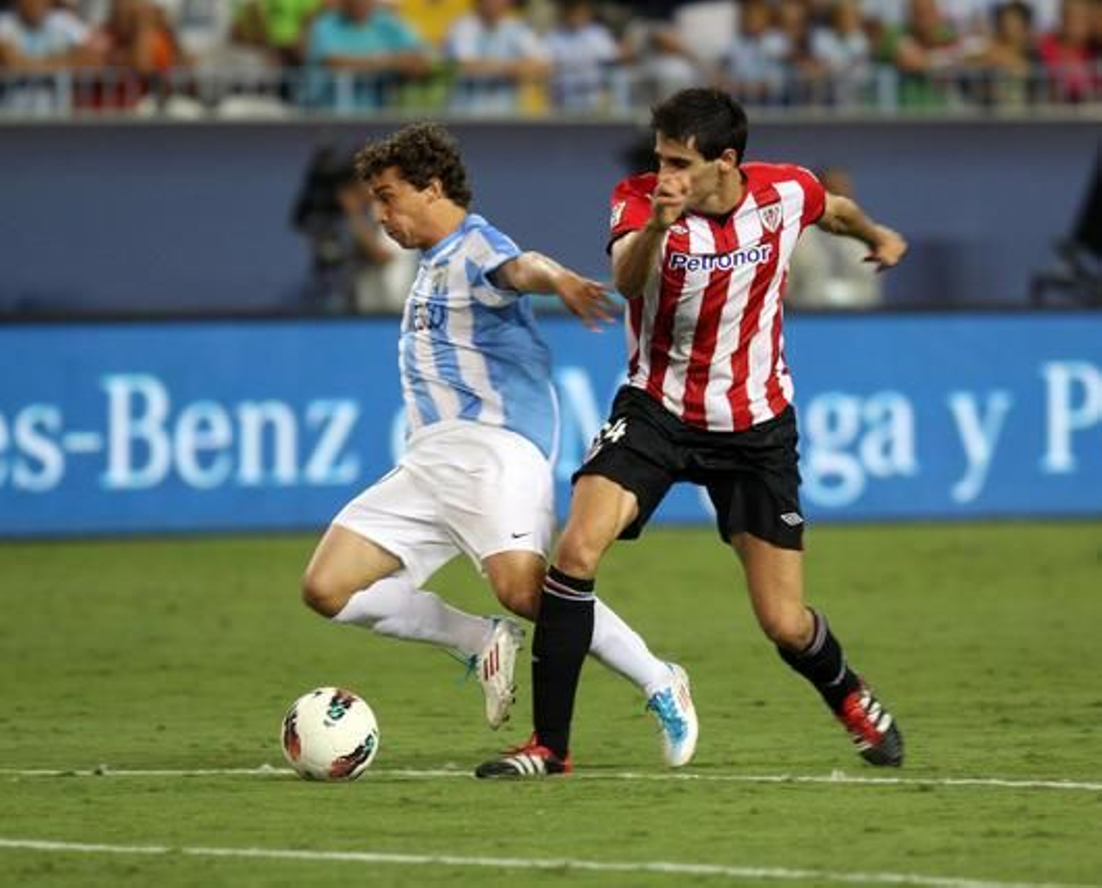 El Málaga gana su tercer partido consecutivo en Liga gracias a un gol de Cazorla de falta (1-0). / Migue Fernández