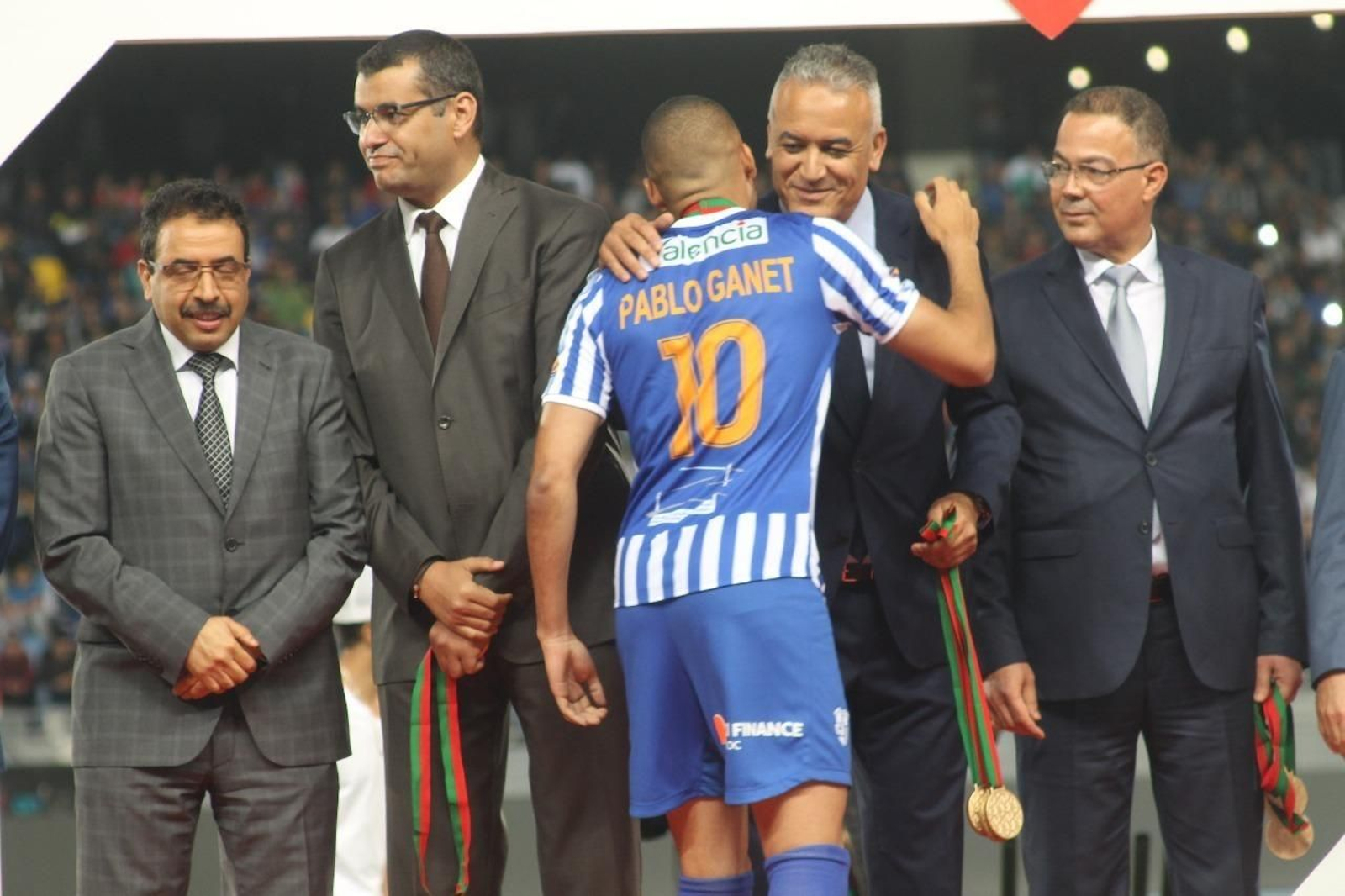 El exalbirrojo Pablo Ganet, en el momento de la entrega de las medallas de campeón de Marruecos.