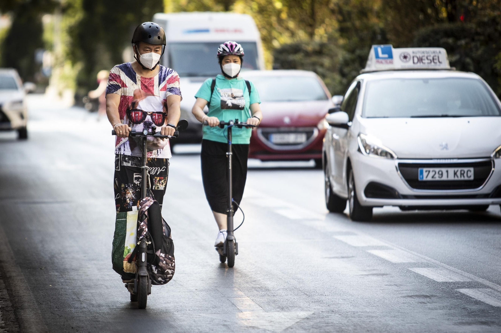 Conductores de VMP circulan por carril protegido
