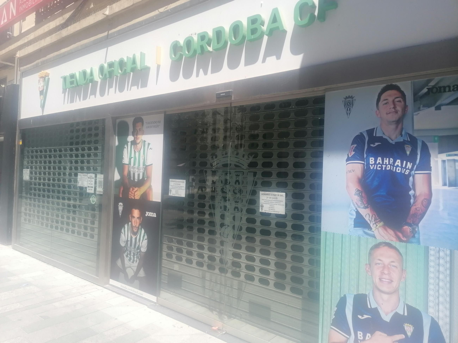 Fachada de la tienda del centro del Córdoba CF.