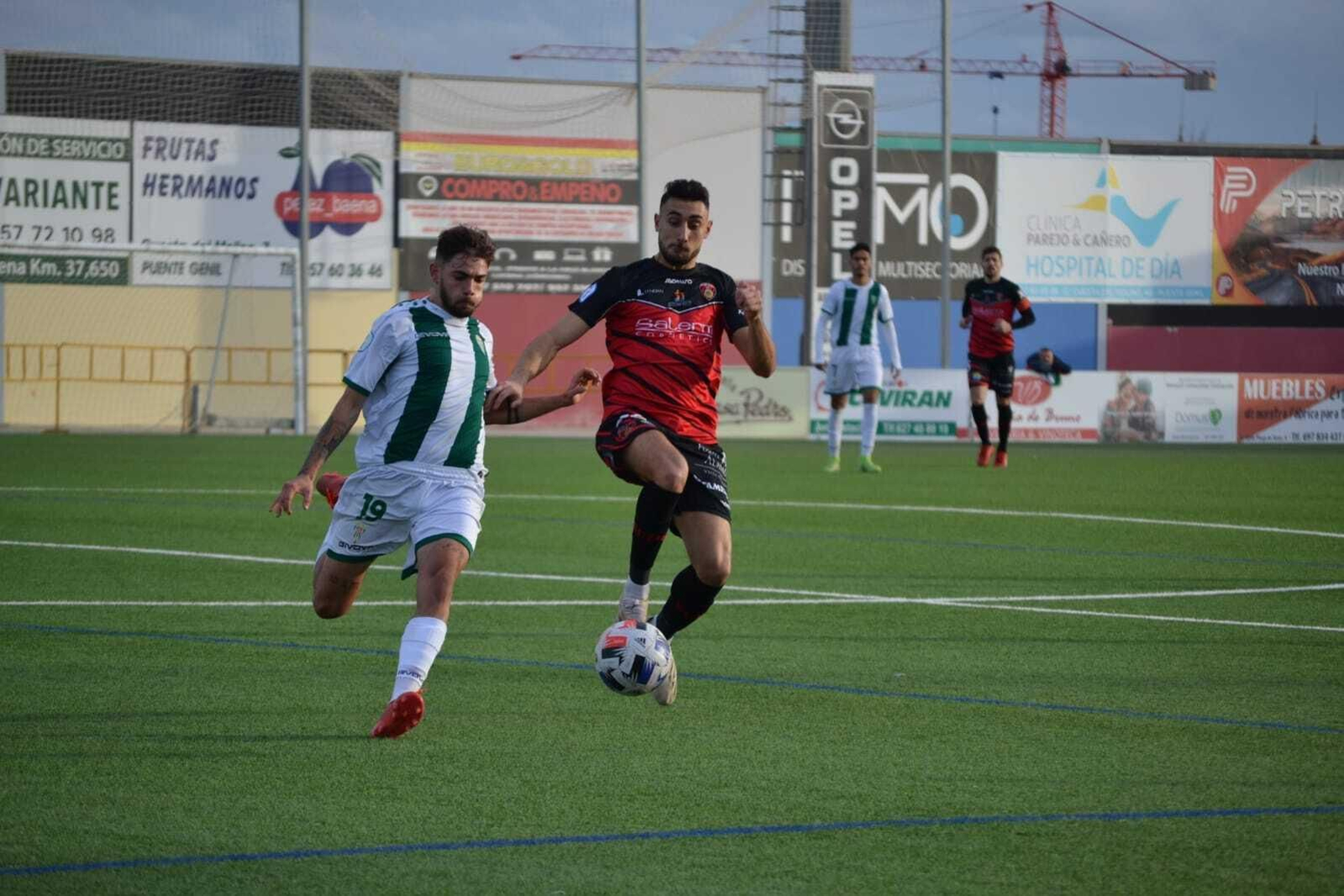 Migue Gómez intenta controlar el balón ante la presencia de Jorge García.